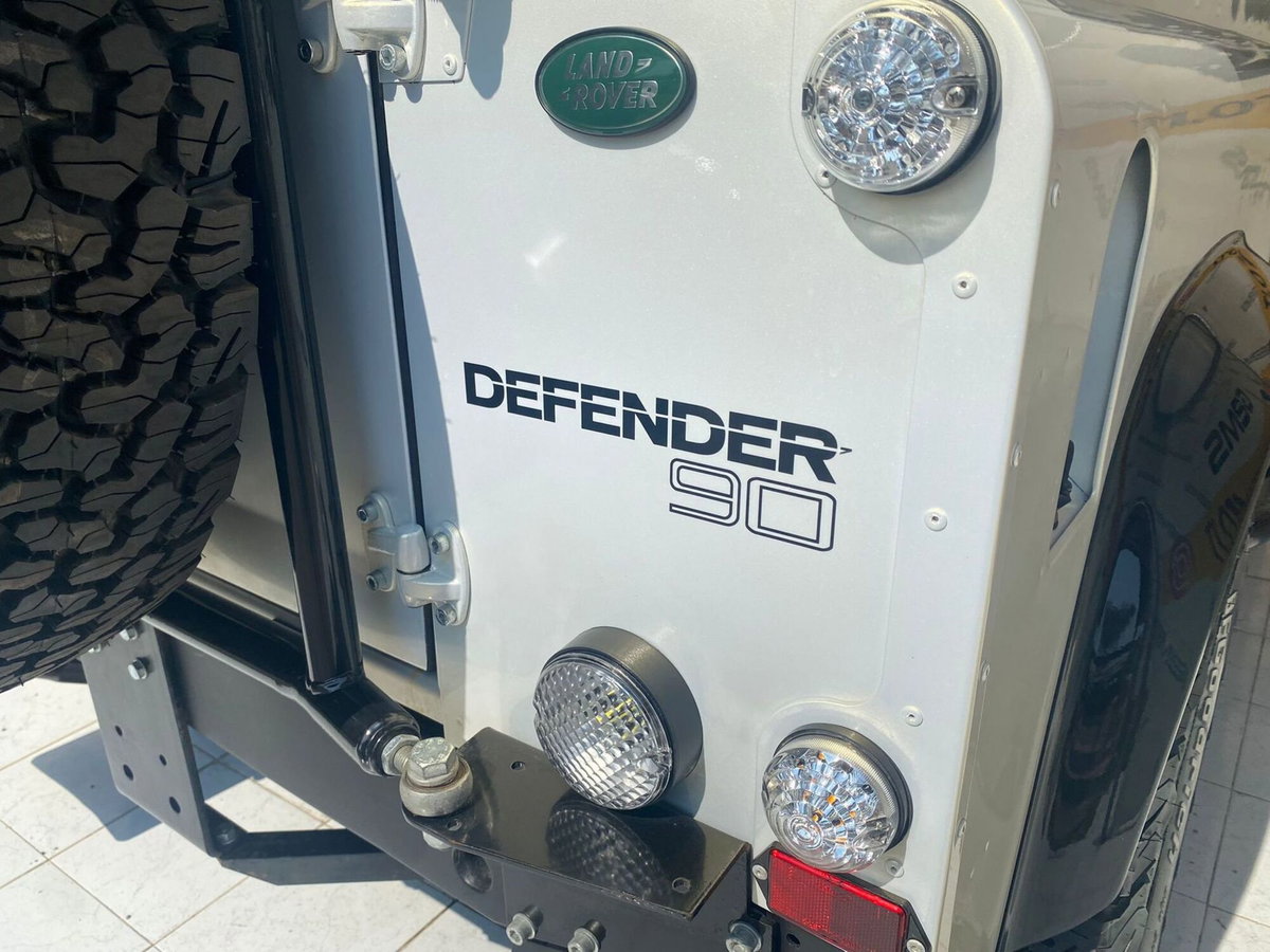 Land Rover Defender 90 3.5 V8 Station Wagon County (12)