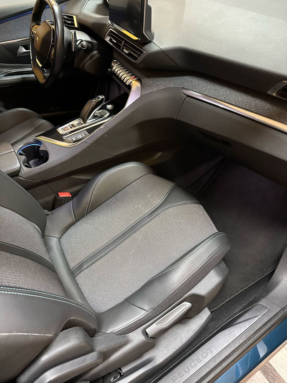 Peugeot 3008 Hybrid 225 e-EAT8 GT (18)