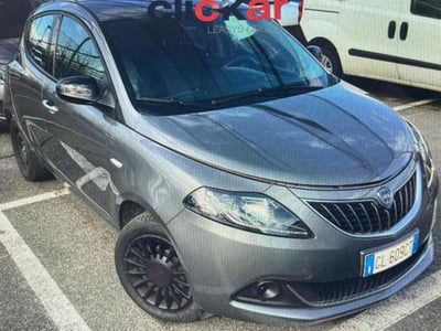 Lancia Ypsilon 1.0 FireFly 5 porte S&S Hybrid Ecochic Silver usata