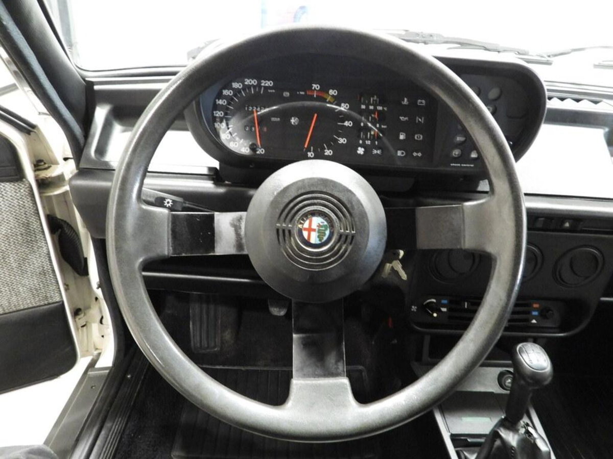 Alfa Romeo Giulietta 1.6 L (6)