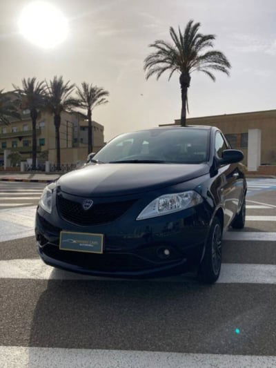 Lancia Ypsilon 1.0 FireFly 5 porte S&S Hybrid Ecochic Silver usata