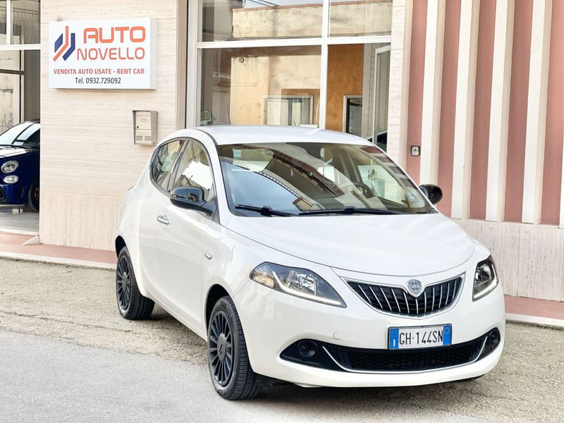 Lancia Ypsilon 1.0 FireFly 5 porte S&S Hybrid Ecochic Silver
