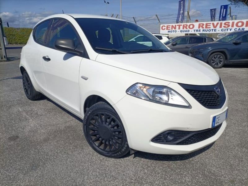 Lancia Ypsilon 1.0 FireFly 5 porte S&S Hybrid Ecochic Silver