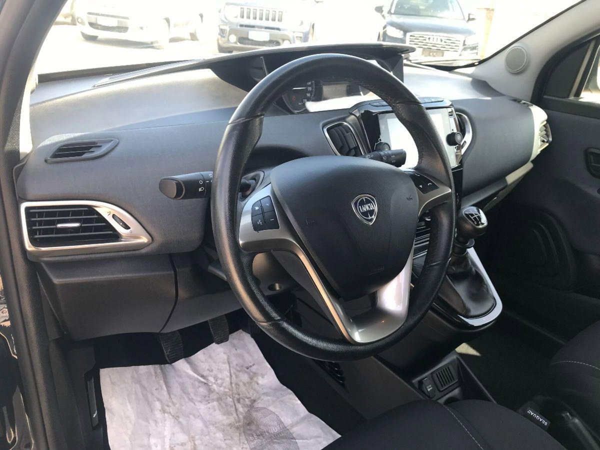 Lancia Ypsilon 1.0 FireFly 5 porte S&S Hybrid Ecochic Gold (11)