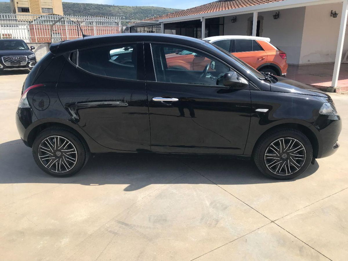 Lancia Ypsilon 1.0 FireFly 5 porte S&S Hybrid Ecochic Gold (7)