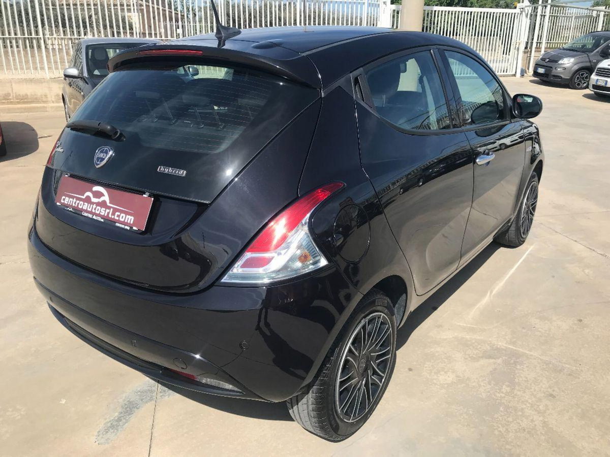 Lancia Ypsilon 1.0 FireFly 5 porte S&S Hybrid Ecochic Gold (9)
