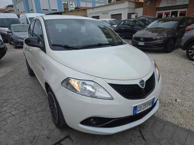 Lancia Ypsilon 1.0 FireFly 5 porte S&S Hybrid Ecochic Silver usata