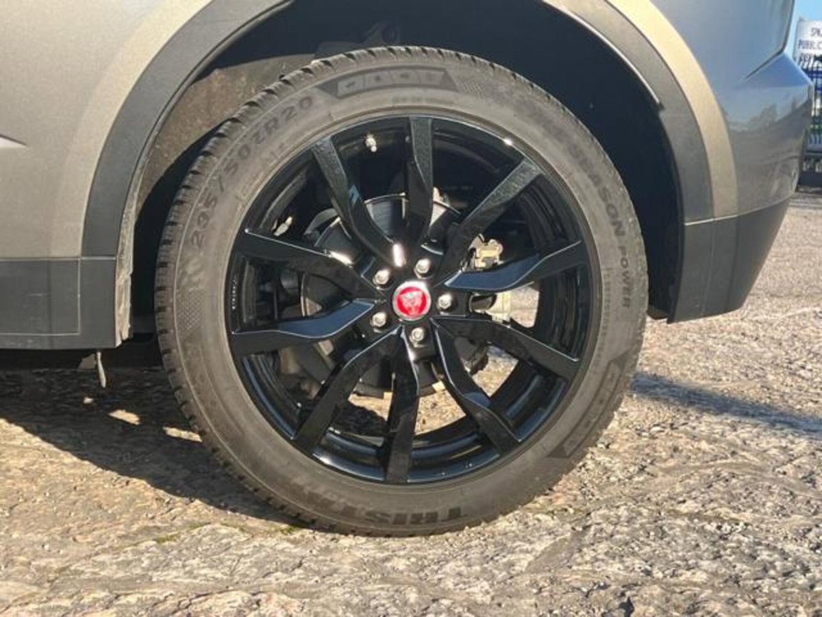 Jaguar E-Pace 2.0D 150 CV (15)