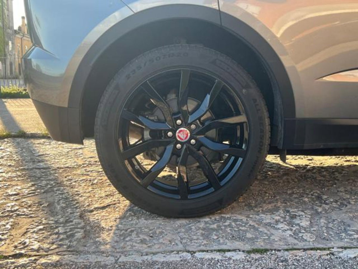 Jaguar E-Pace 2.0D 150 CV (18)