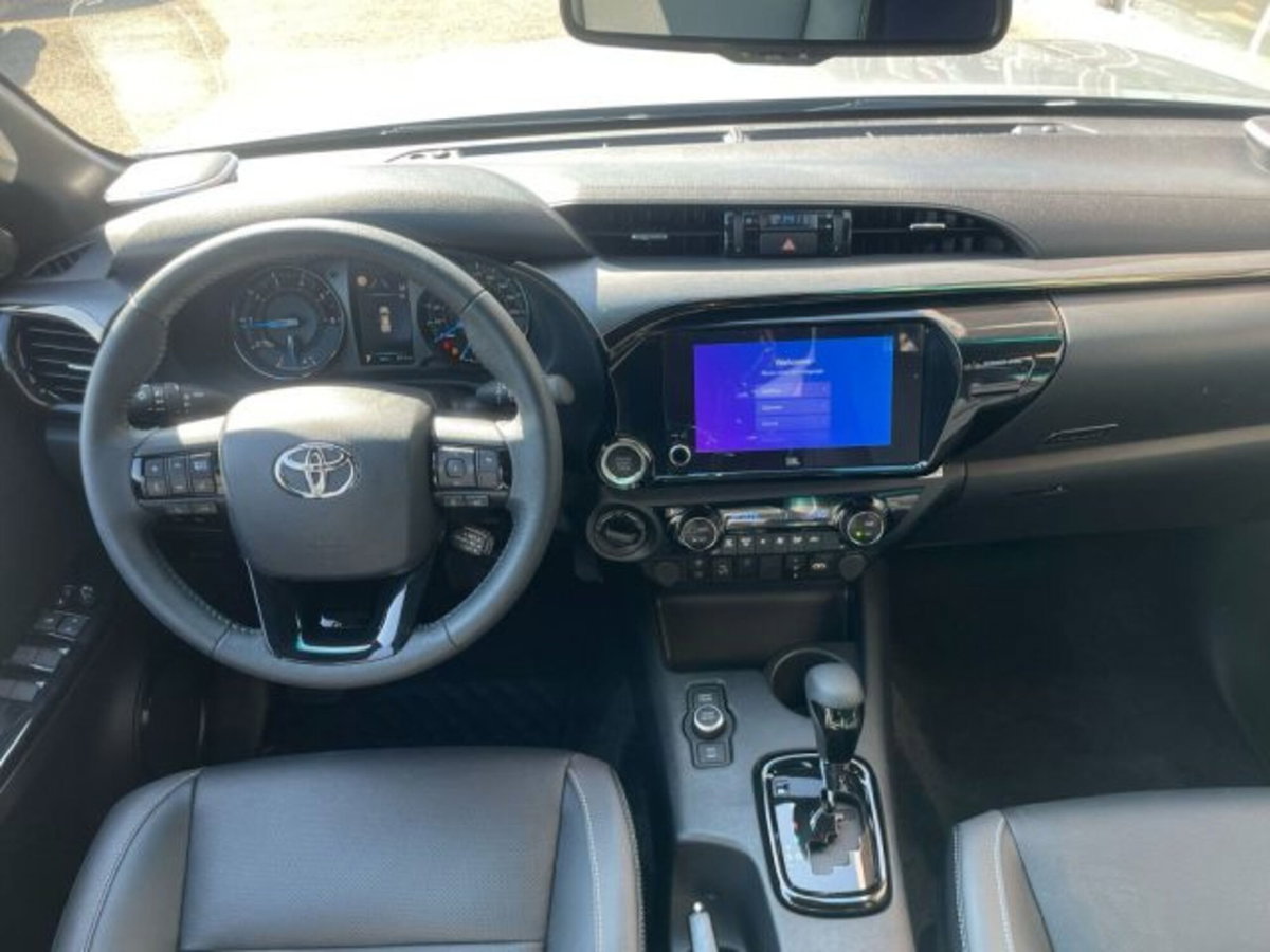 Toyota Hilux 2.8 d-4d 48V double cab Invincible auto (10)