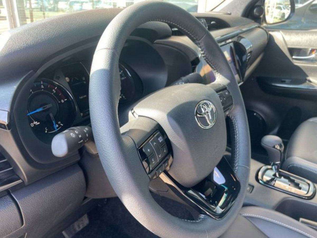 Toyota Hilux 2.8 d-4d 48V double cab Invincible auto (14)