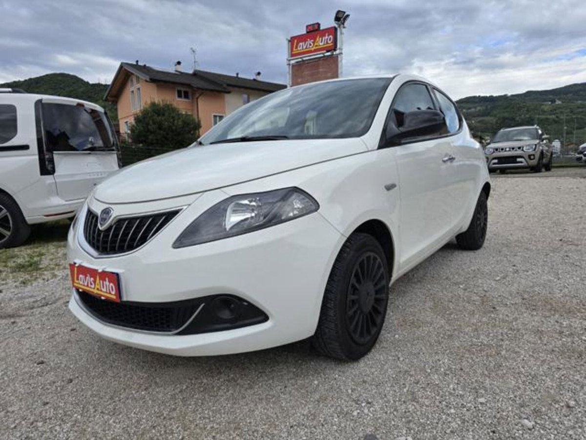 Lancia Ypsilon 1.0 FireFly 5 porte S&S Hybrid Ecochic Silver (2)