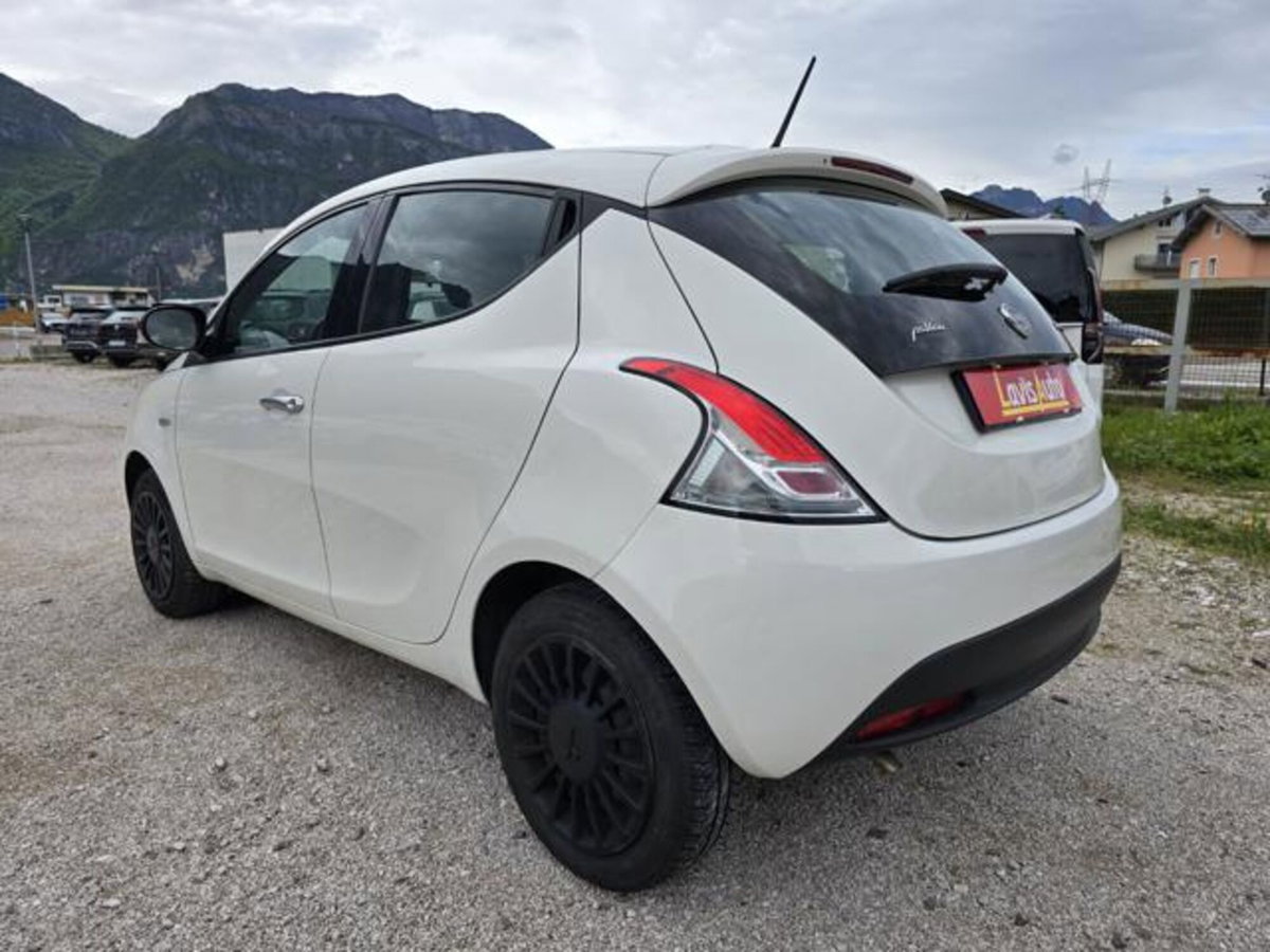 Lancia Ypsilon 1.0 FireFly 5 porte S&S Hybrid Ecochic Silver (3)