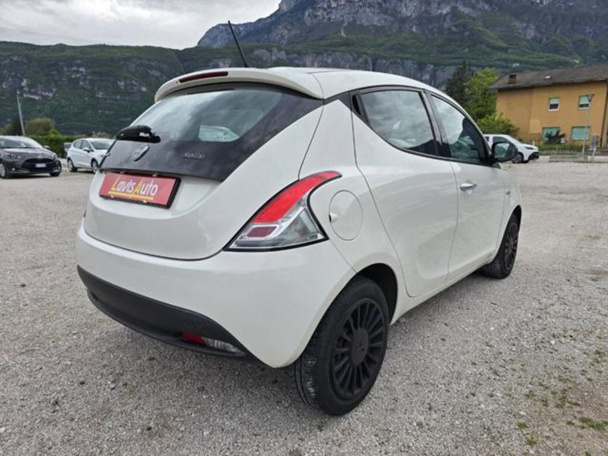 Lancia Ypsilon 1.0 FireFly 5 porte S&S Hybrid Ecochic Silver (4)