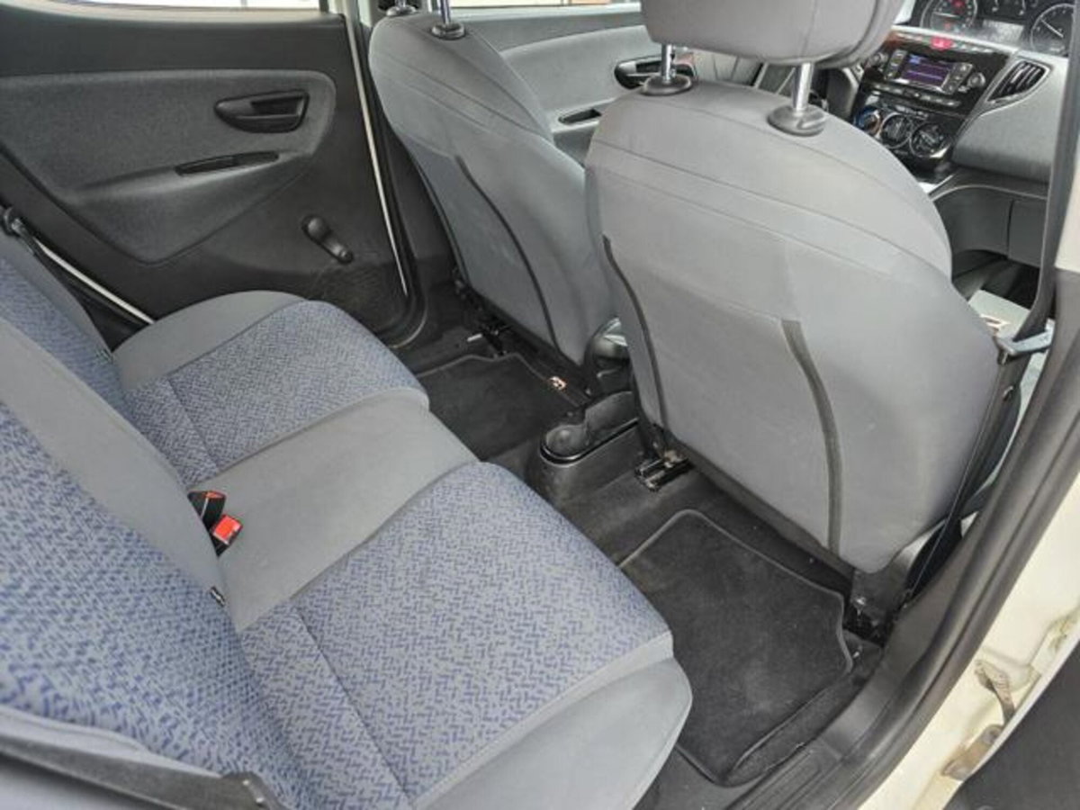 Lancia Ypsilon 1.0 FireFly 5 porte S&S Hybrid Ecochic Silver (8)
