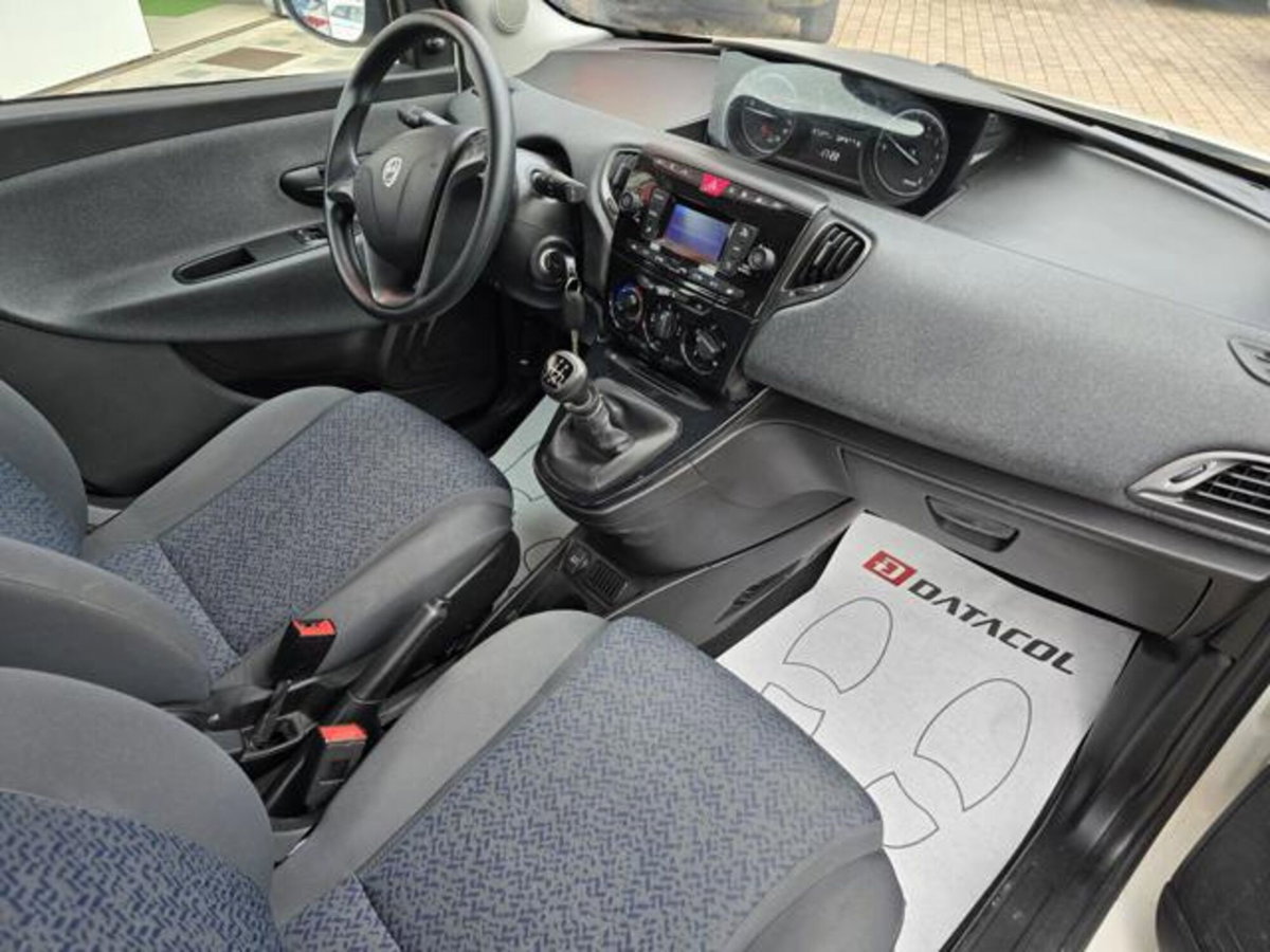 Lancia Ypsilon 1.0 FireFly 5 porte S&S Hybrid Ecochic Silver (9)