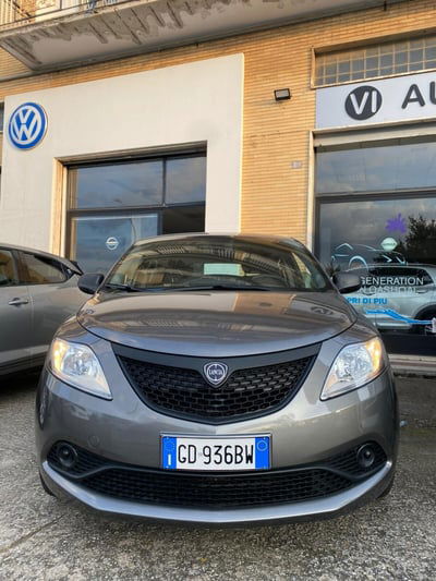 Lancia Ypsilon 1.0 FireFly 5 porte S&S Hybrid Ecochic Silver  usata