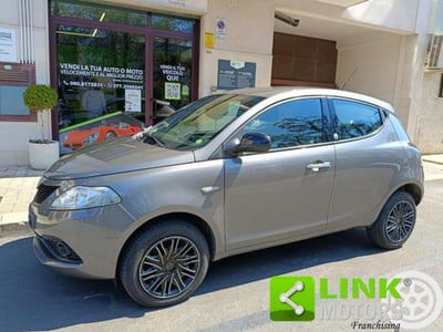 Lancia Ypsilon 0.9 TwinAir 85 CV 5 porte Metano Ecochic Silver usata