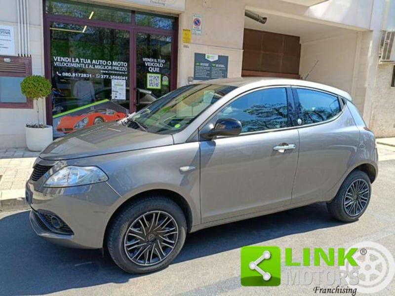 Lancia Ypsilon 0.9 TwinAir 85 CV 5 porte Metano Ecochic Silver