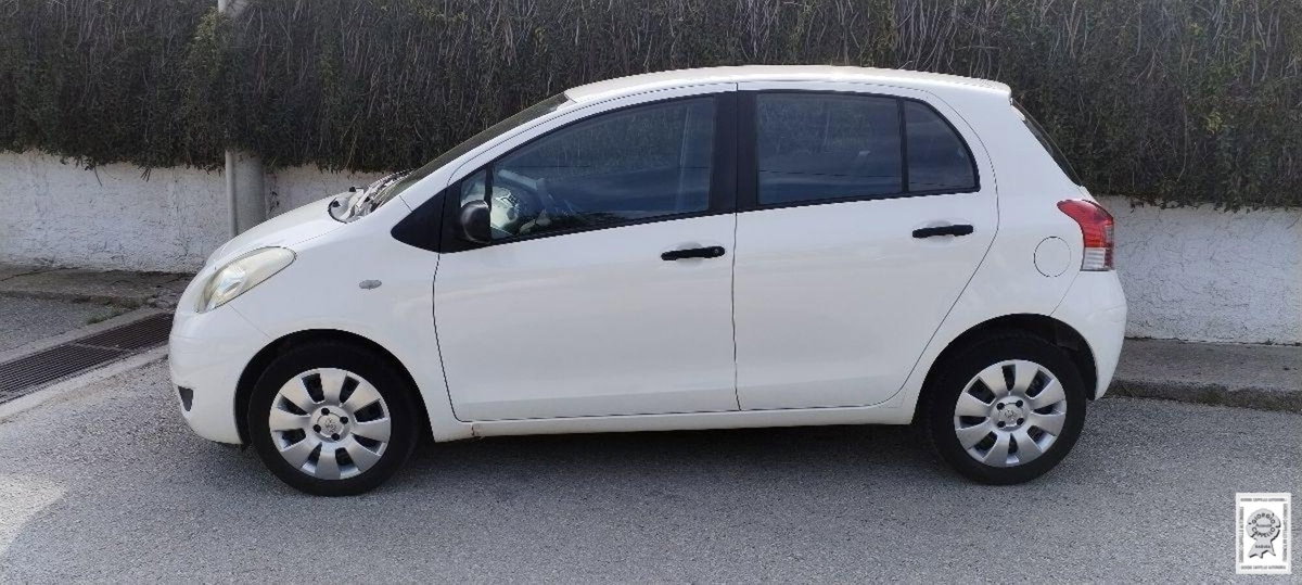 Toyota Yaris 1.0 5 porte Now (2)