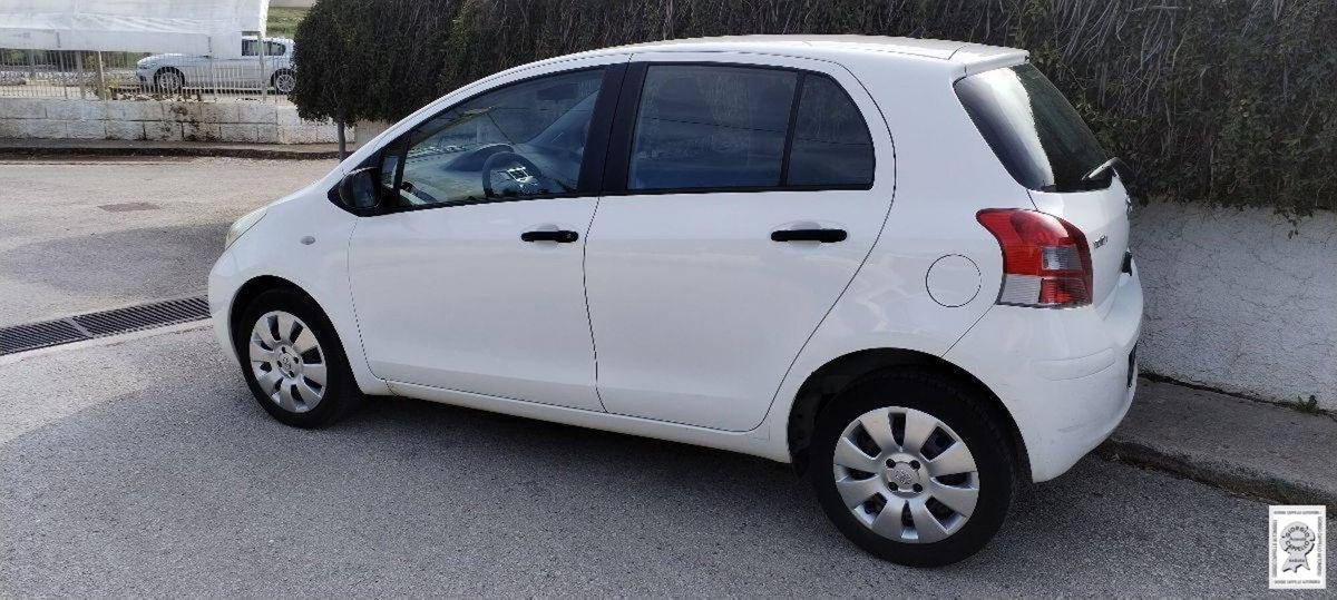 Toyota Yaris 1.0 5 porte Now (3)