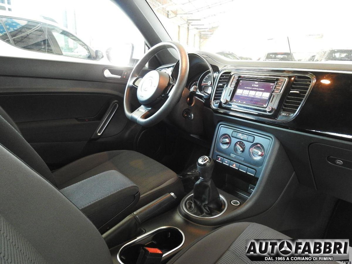 Volkswagen New Beetle Cabrio TDI 105CV (12)