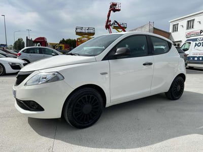 Lancia Ypsilon 1.0 FireFly 5 porte S&S Hybrid Ecochic Silver usata
