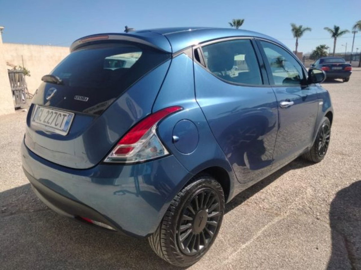 Lancia Ypsilon 1.0 FireFly 5 porte S&S Hybrid Ecochic Silver (3)