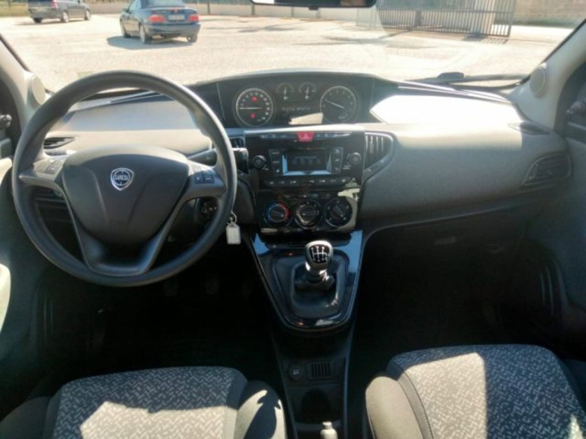 Lancia Ypsilon 1.0 FireFly 5 porte S&S Hybrid Ecochic Silver (5)