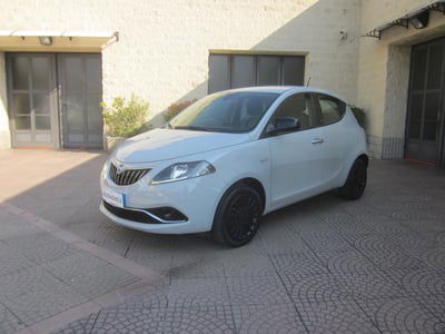 Lancia Ypsilon 1.0 FireFly 5 porte S&S Hybrid Ecochic Silver usata