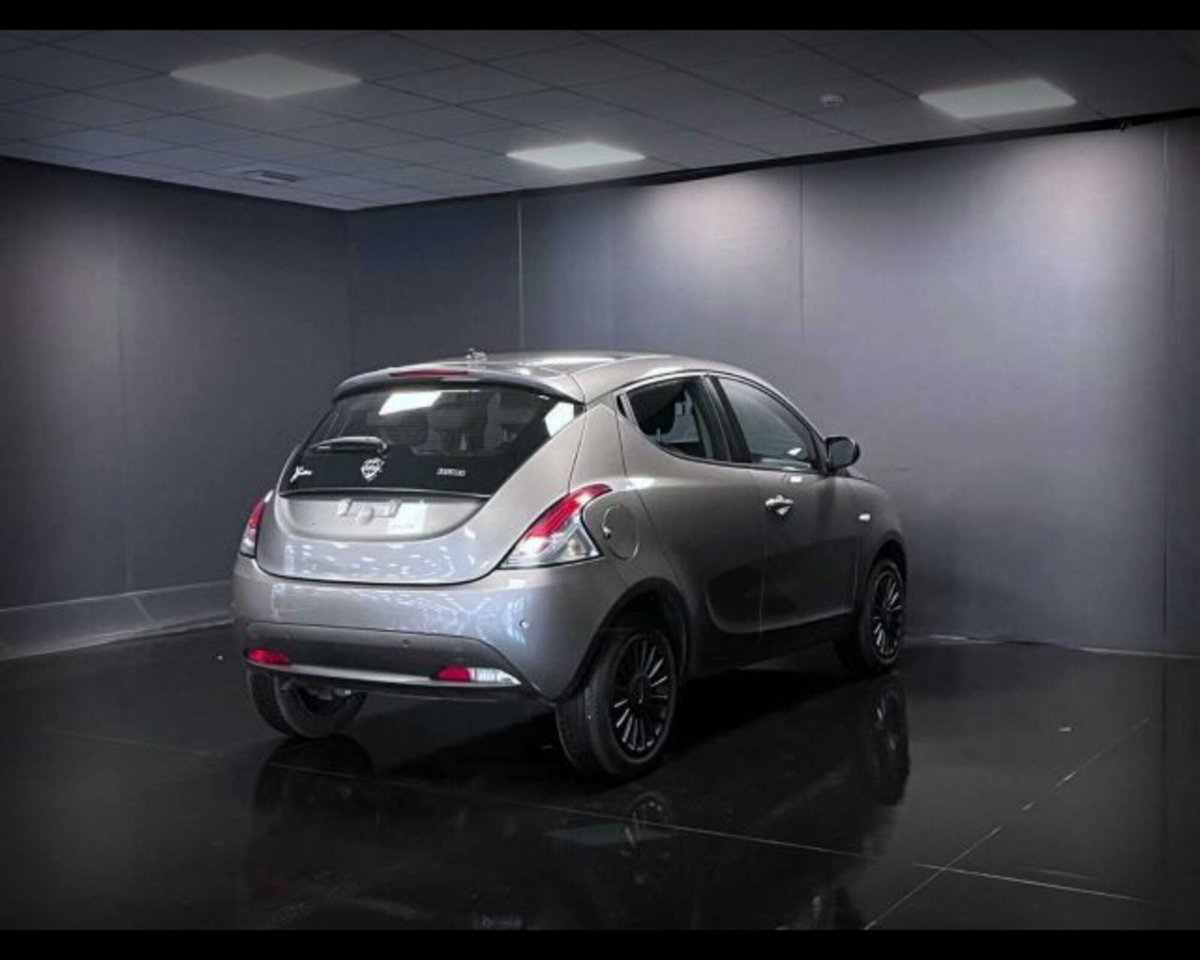 Lancia Ypsilon 1.0 FireFly 5 porte S&S Hybrid Ecochic Silver (4)