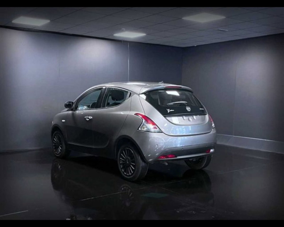 Lancia Ypsilon 1.0 FireFly 5 porte S&S Hybrid Ecochic Silver (5)