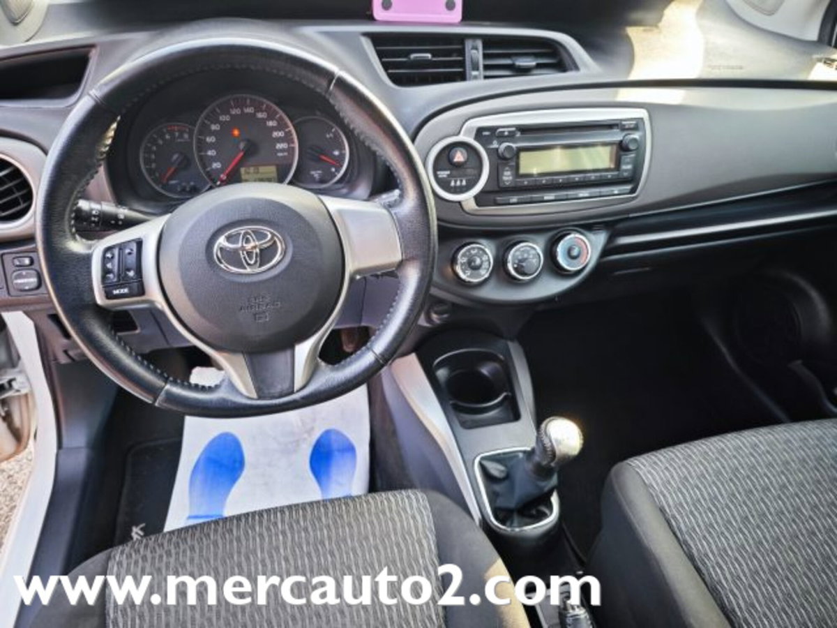 Toyota Yaris 1.0 3 porte Active (16)