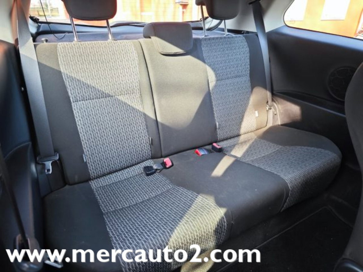 Toyota Yaris 1.0 3 porte Active (19)