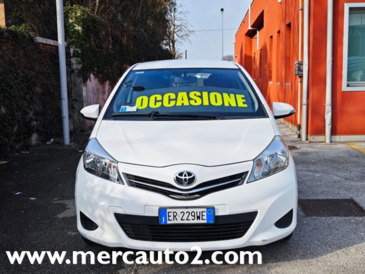 Toyota Yaris 1.0 3 porte Active (2)