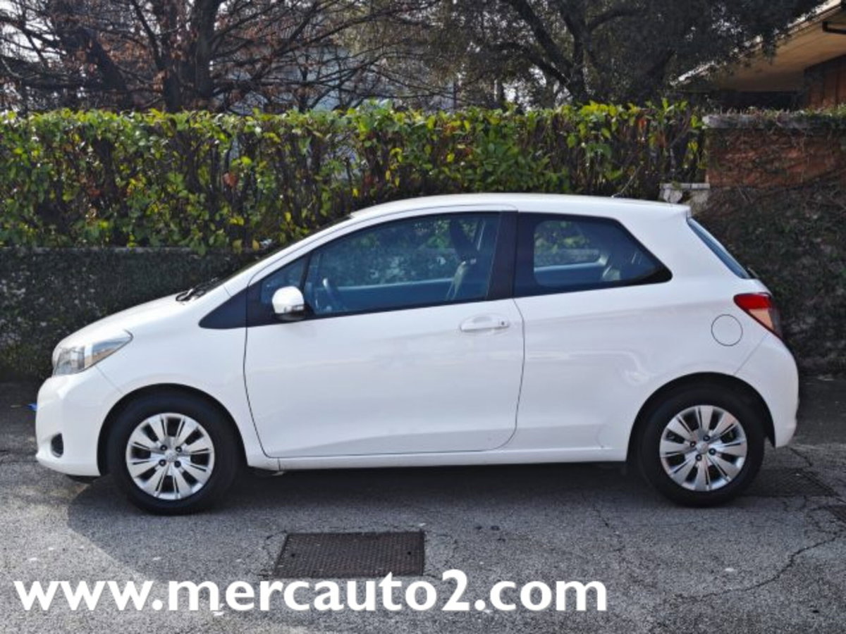 Toyota Yaris 1.0 3 porte Active (6)