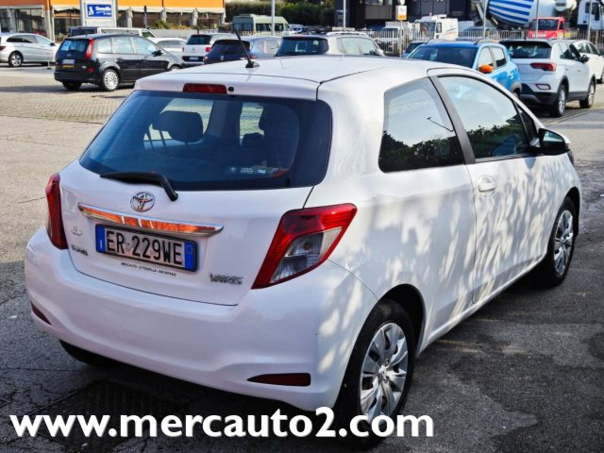 Toyota Yaris 1.0 3 porte Active (7)