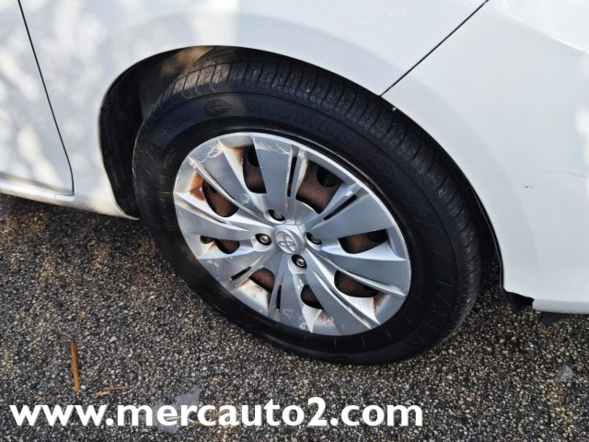 Toyota Yaris 1.0 3 porte Active (8)