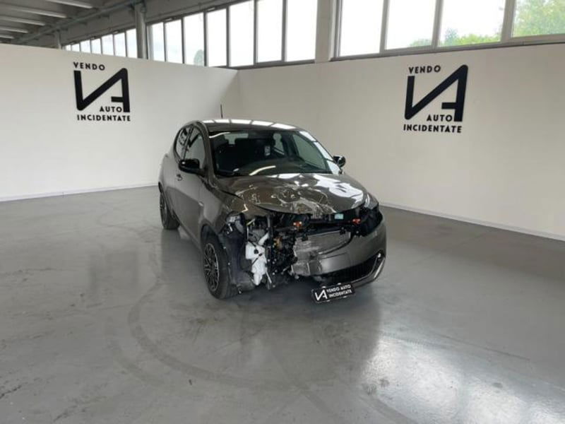 Lancia Ypsilon 1.0 FireFly 5 porte S&S Hybrid Ecochic Silver