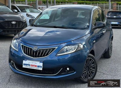 Lancia Ypsilon 1.0 FireFly 5 porte S&S Hybrid Ecochic Silver usata