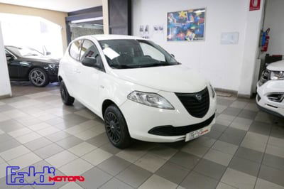 Lancia Ypsilon 0.9 TwinAir 85 CV 5 porte Metano Ecochic Silver usata