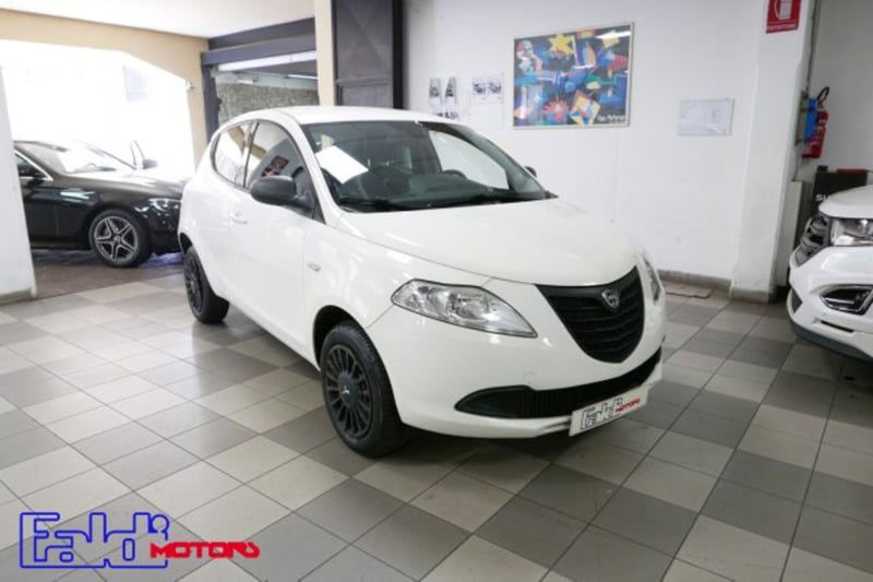 Lancia Ypsilon 0.9 TwinAir 85 CV 5 porte Metano Ecochic Silver