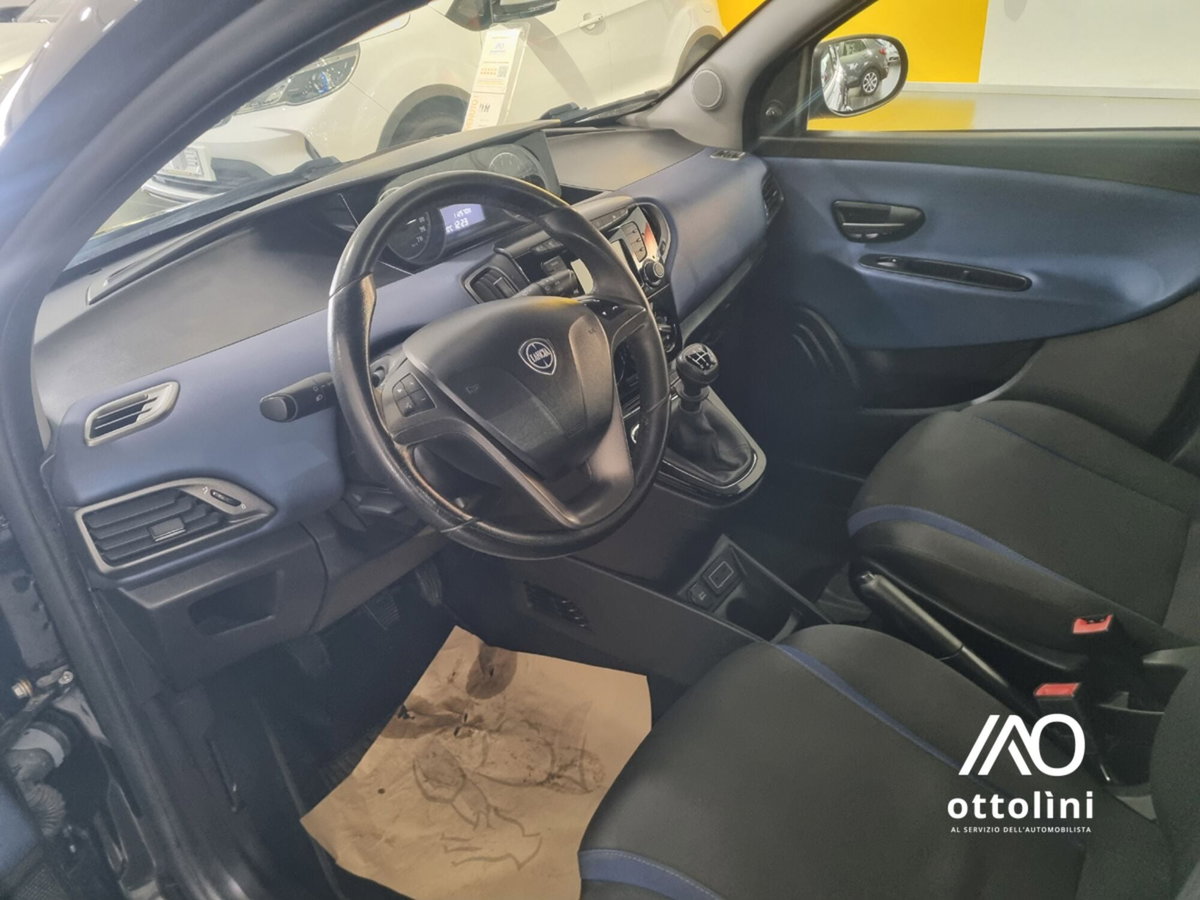 Lancia Ypsilon 1.2 69 CV 5 porte Gold (6)