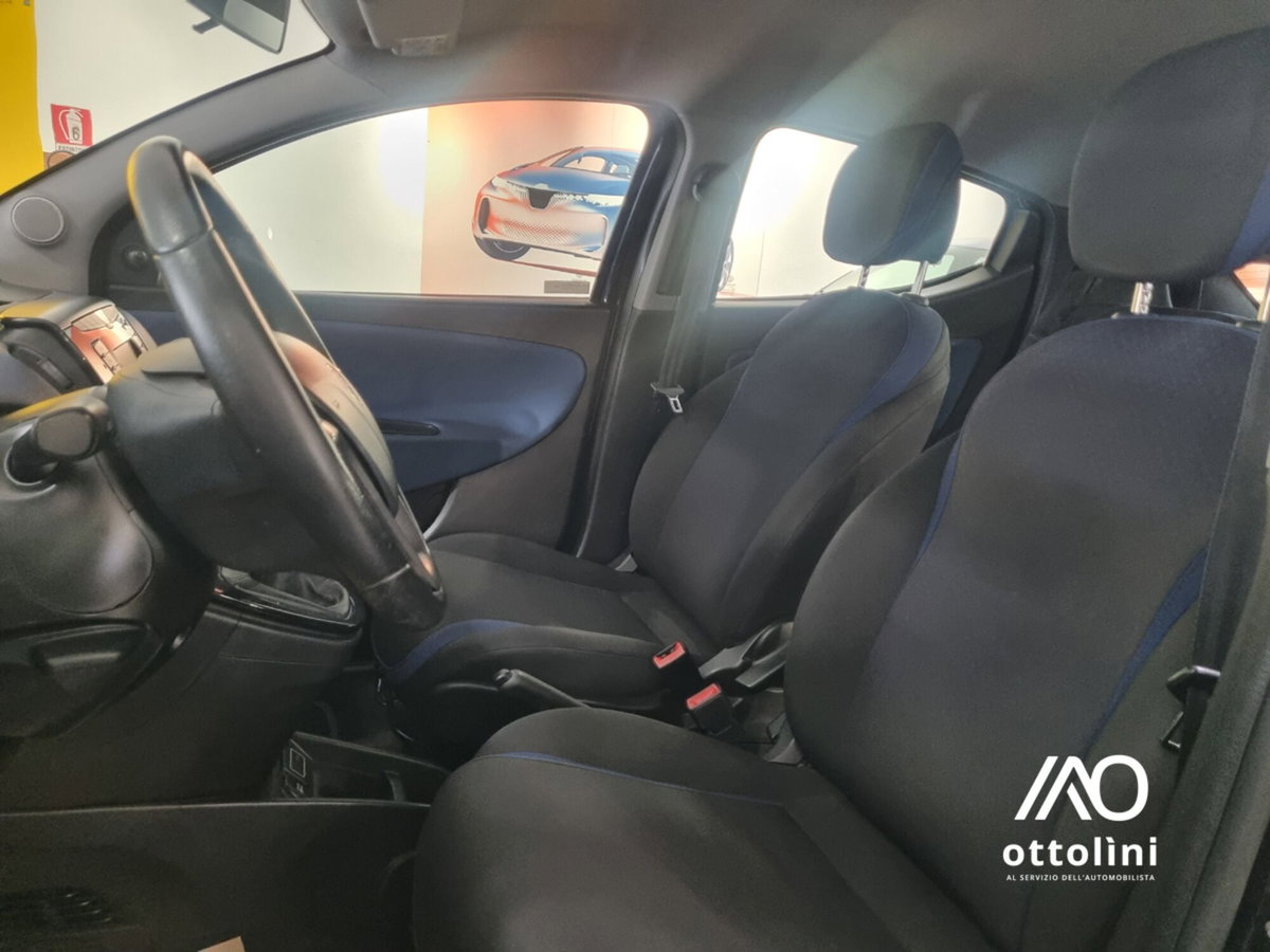Lancia Ypsilon 1.2 69 CV 5 porte Gold (8)