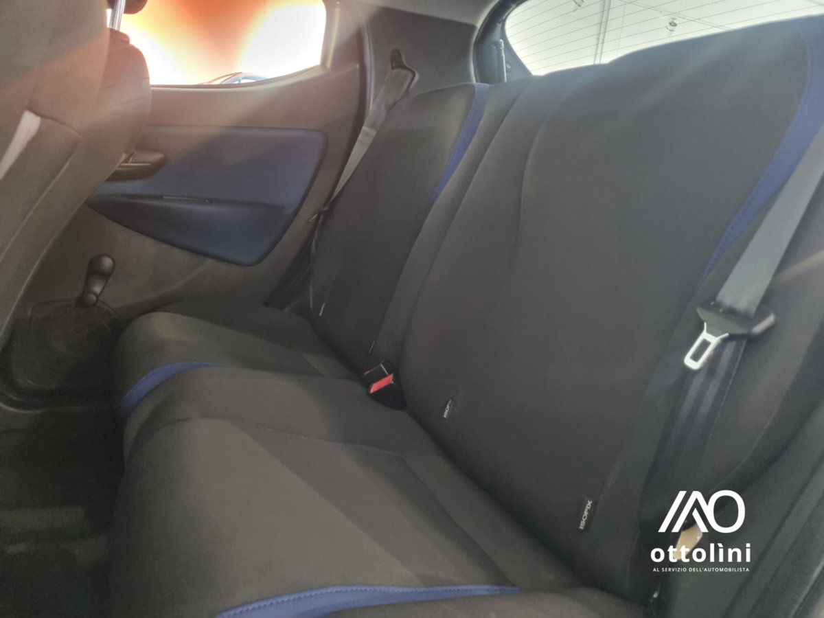 Lancia Ypsilon 1.2 69 CV 5 porte Gold (9)