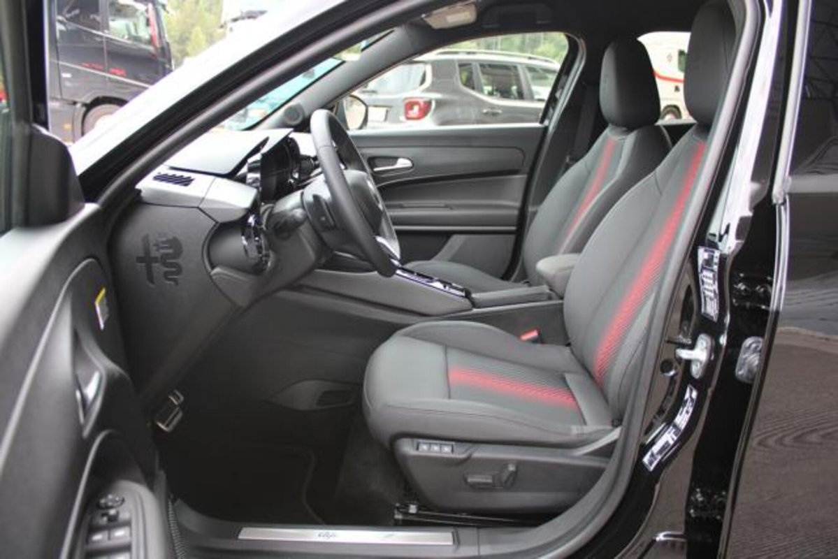 Alfa Romeo Junior 1.2 ibrida Speciale 145cv edct6 (11)