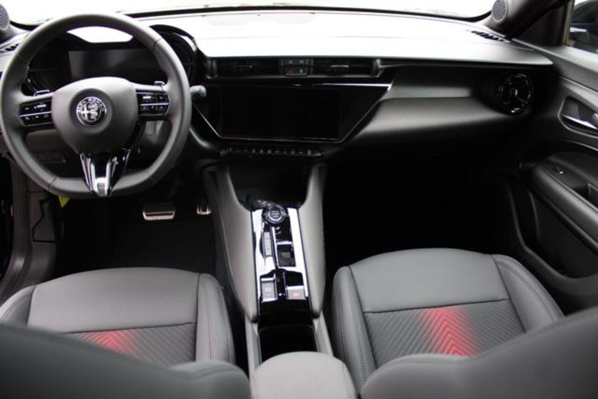 Alfa Romeo Junior 1.2 ibrida Speciale 145cv edct6 (15)