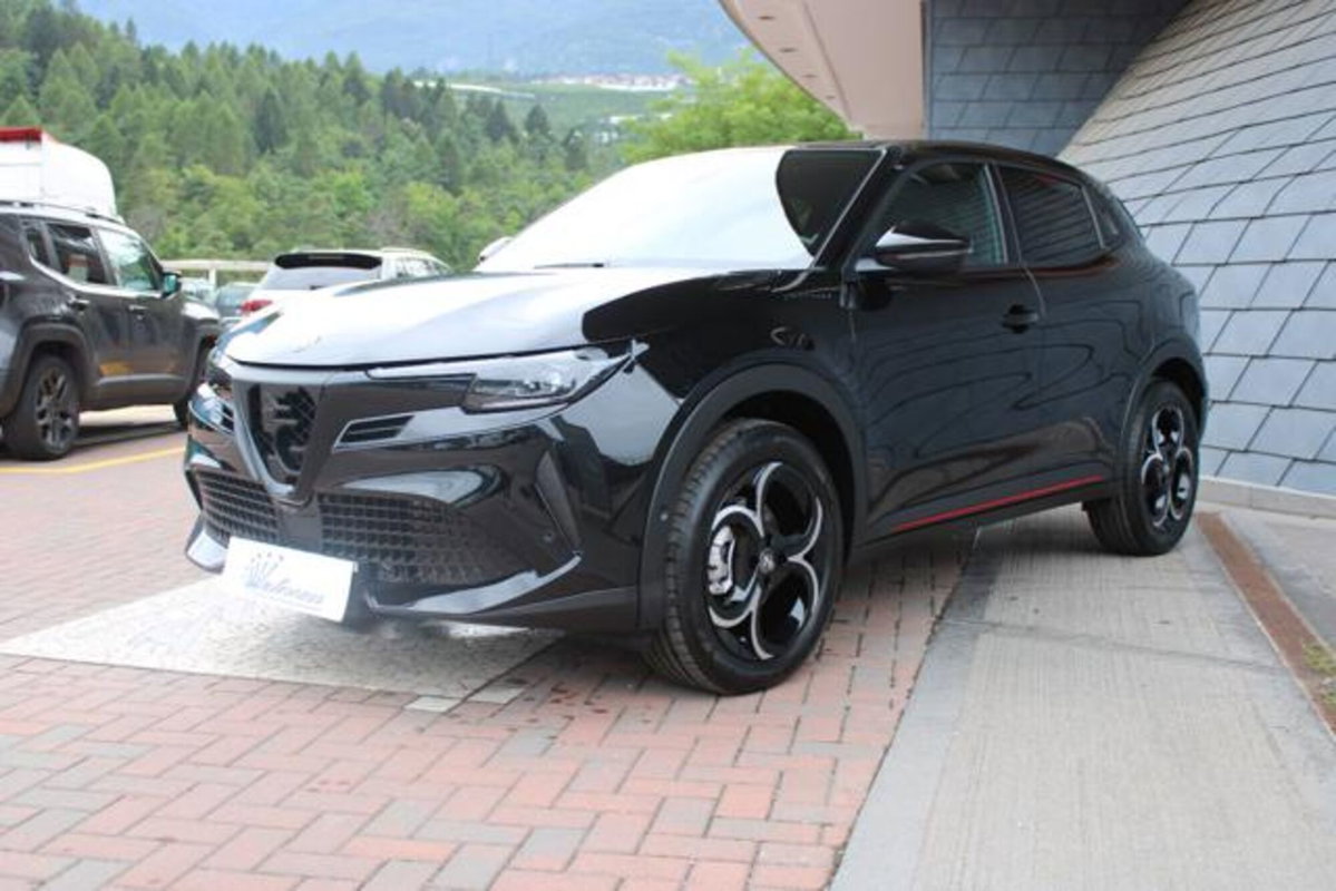 Alfa Romeo Junior 1.2 ibrida Speciale 145cv edct6 (4)