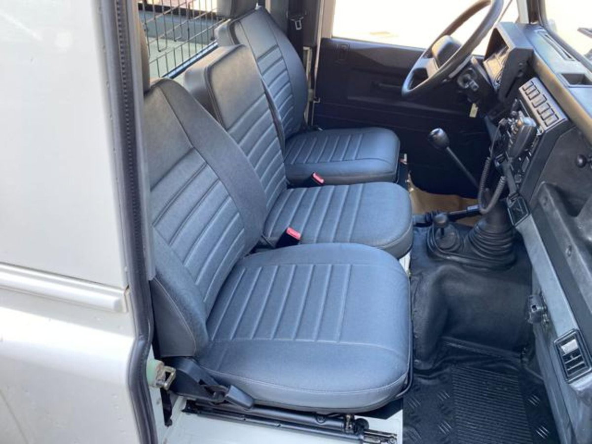 Land Rover Defender 90 2.5 Td5 Soft-Top (11)