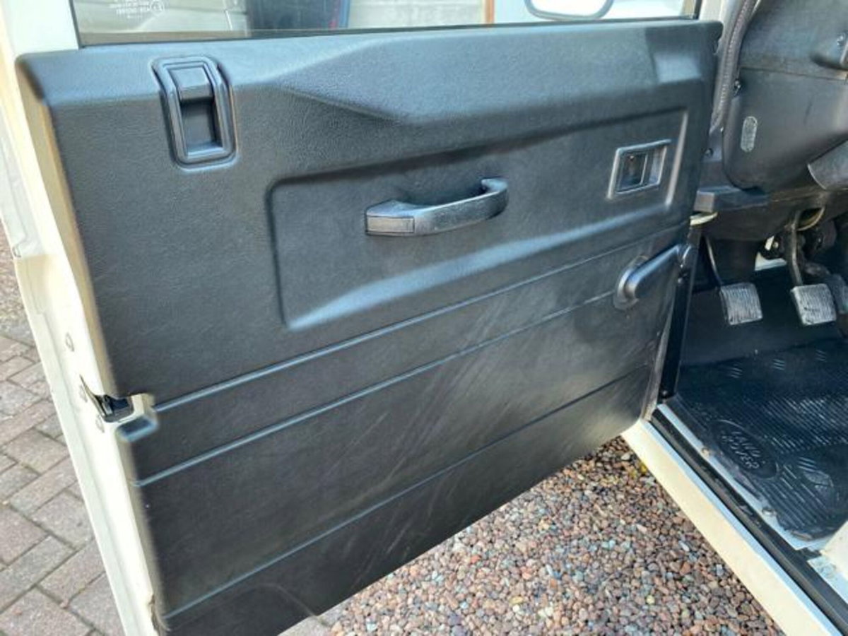 Land Rover Defender 90 2.5 Td5 Soft-Top (16)